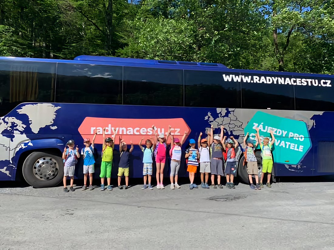 Pronájem autobusů pro školy a školky – perfektní řešení na cesty po celé Evropě